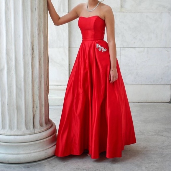 Dresses & Skirts - Prom dress w/ pockets